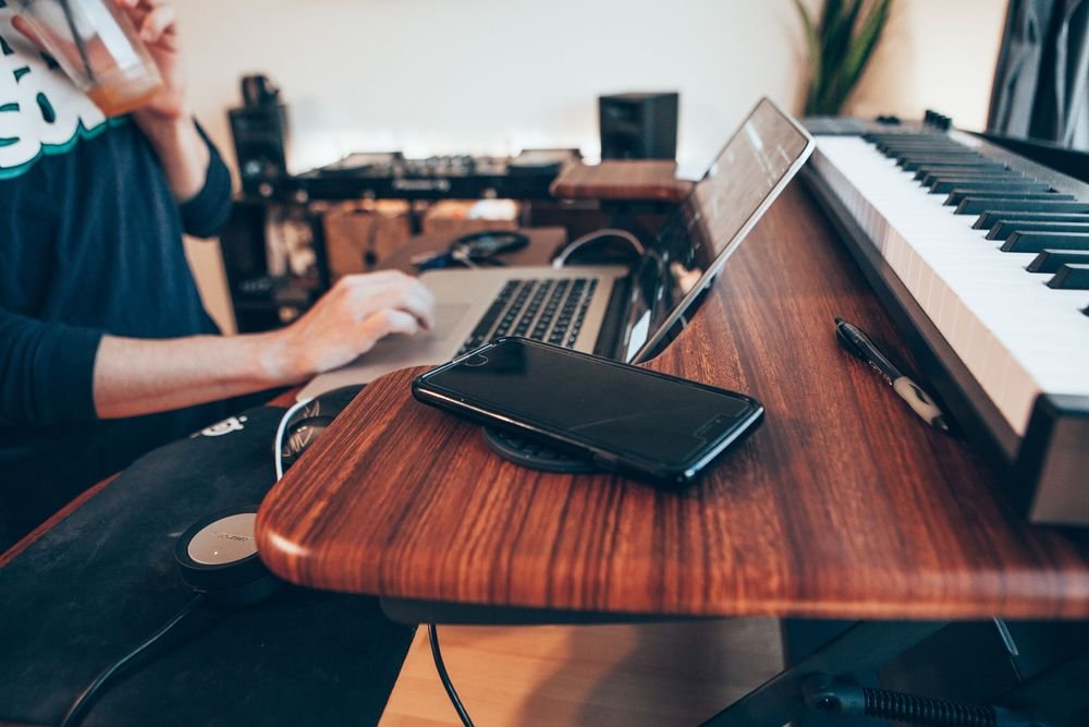 Laptop su scrivania