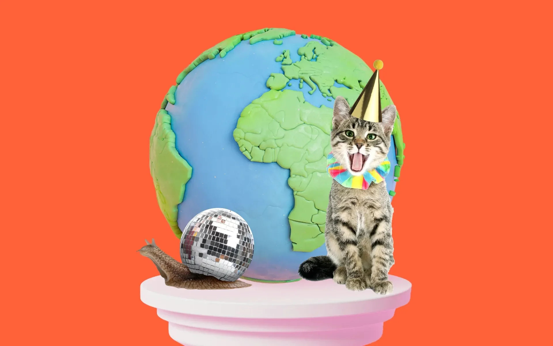 Eine Katze und eine Schnecke standen auf einem Sockel vor der Welt.